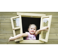 Mädchen öffnet Fenster eines Holzspielhauses