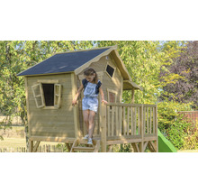 Ein hölzernes Spielhaus mit Rutsche und einem Mädchen im Garten.