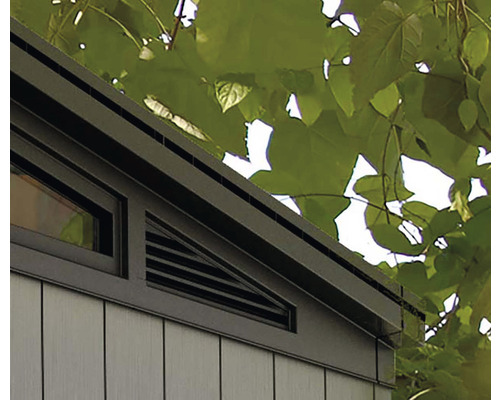 Detailansicht eines Gartenhauses mit Fenster und Belüftungselement