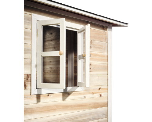Detailansicht eines Holzgartenhauses mit geöffnetem Fenster.