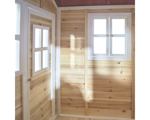 Innenansicht eines Holzspielhauses mit Fenster und Tür