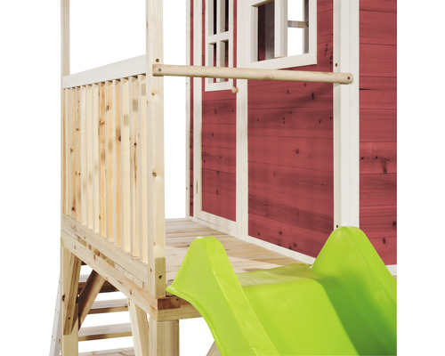 Detailansicht eines Spielhauses mit Rutsche und Sprossenwand