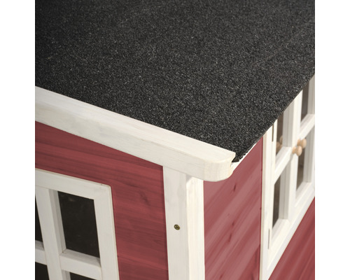 Detailansicht eines Holzspielhauses mit Bitumendach