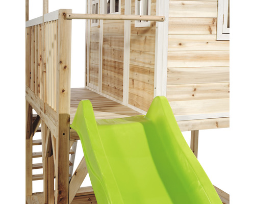 Detailansicht eines Holzspielhauses mit grüner Rutsche.