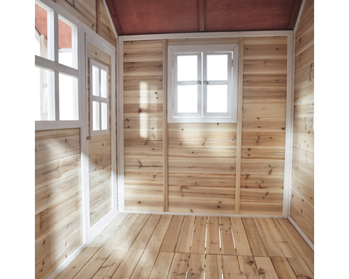Innenansicht eines Holzspielhauses mit Fenster und Tür