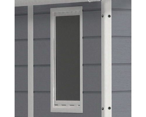 Detailansicht eines Fensters in einem Gartenhaus