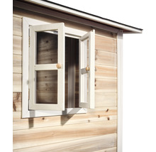 Detailansicht eines Gartenhauses mit geöffnetem Fenster und Holzfassade