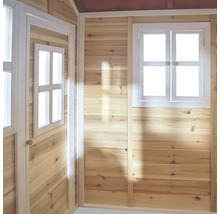 Innenansicht eines Holzspielhauses mit Tür und Fenster