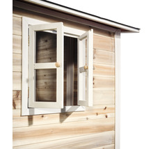 Detailansicht eines geöffneten Holzfensters an einem Gartenhaus
