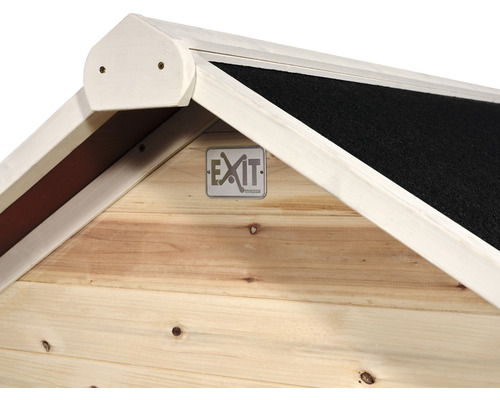 Detailansicht eines Holzspielhauses mit dem Exit Toys Logo.