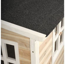 Detailansicht eines Holzspielhauses mit Dachpappe und Fenstern