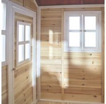 Innenansicht eines Holzhauses mit Fenster und Tür