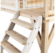 Detailaufnahme der Holztreppe eines Spielhauses