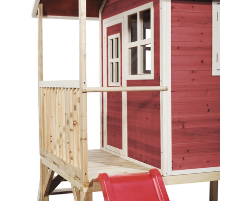 Spielhaus aus Holz mit Rutsche und Veranda.