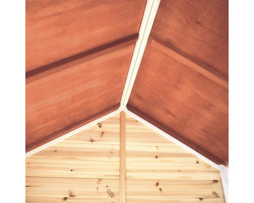 Innenansicht eines Holzhauses mit Dach und Wandverkleidung