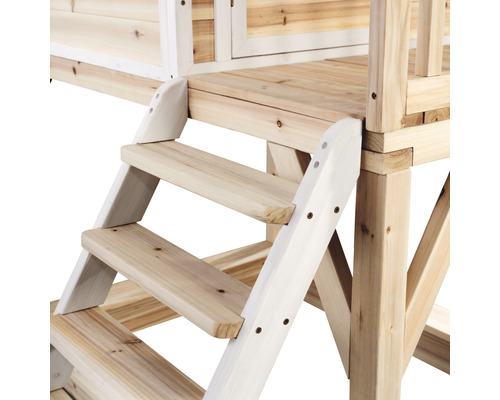 Detailaufnahme einer Holztreppe, die zu einem Spielhaus führt