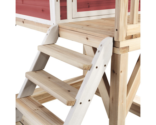 Detailansicht einer Holztreppe, die zu einem Spielhaus führt.