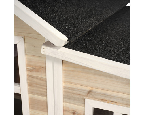 Detailansicht eines Gartenhauses mit Holzfassade und Bitumendach