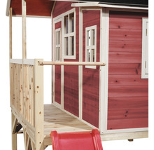 Spielhaus mit Rutsche und Holzveranda