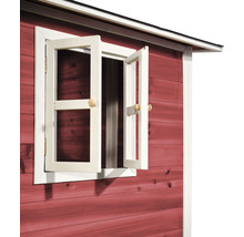 Detailansicht eines Gartenhauses mit geöffnetem Fenster