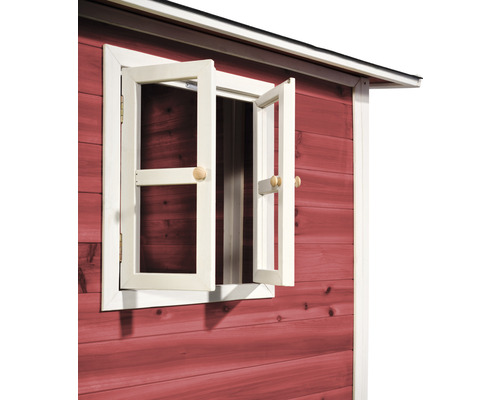 Detailansicht eines Gartenhauses mit geöffnetem Fenster