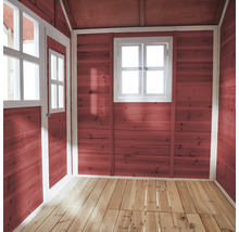Innenraum eines Holzgartenhauses mit Fenster und Holzboden