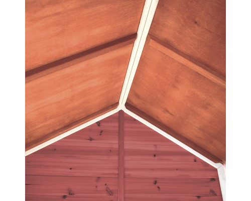 Innenansicht eines Holzgartenhauses mit Dach