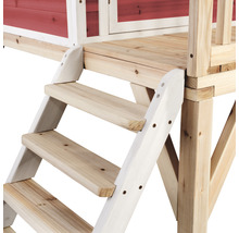Detailansicht einer Holztreppe, die zu einem Spielhaus führt.