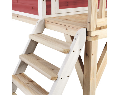 Detailansicht einer Holztreppe, die zu einem Spielhaus führt.