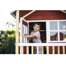 Junge im Holzspielhaus mit Fenster und Tür