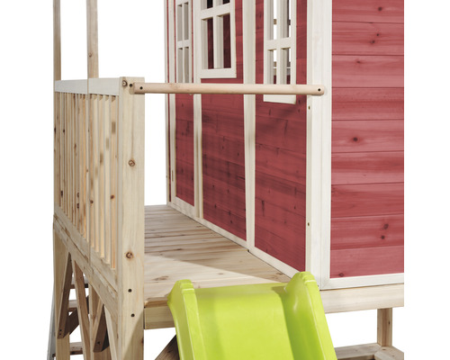Detailansicht eines Spielhauses mit Rutsche und Holzgeländer.