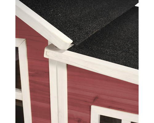 Detailansicht eines Holzspielhauses mit Dachpappe und weißen Zierleisten.