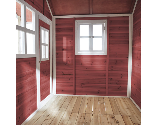 Innenansicht eines Spielhauses aus Holz mit Fenster und Holzboden