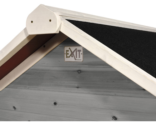 Detailansicht eines Holzspielhauses mit EXIT Toys Logo