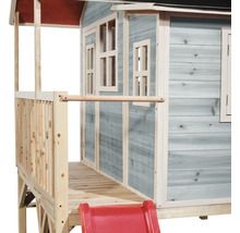 Holzspielhaus mit Rutsche und Fenster