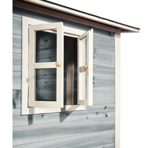 Detailansicht eines Gartenhauses mit offenem Fenster.