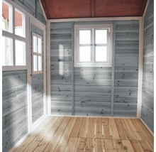 Innenansicht eines Holzspielhauses mit Fenster und Holzboden