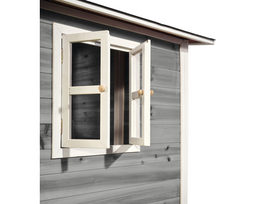 Detailansicht eines geöffneten Fensters an einem Gerätehaus