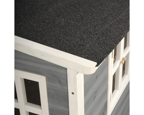 Detailansicht eines Spielhauses mit Dachpappe und Holzrahmen