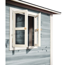 Detailaufnahme eines Holzgartenhauses mit geöffnetem Fenster