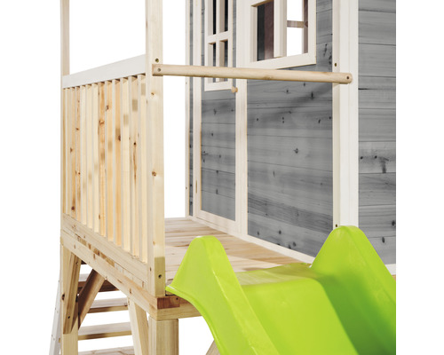 Detailansicht eines Spielhauses mit Rutsche und Holzkonstruktion