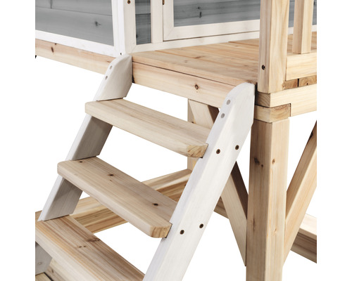 Detailaufnahme einer Holztreppe, die zu einem Spielhaus führt.