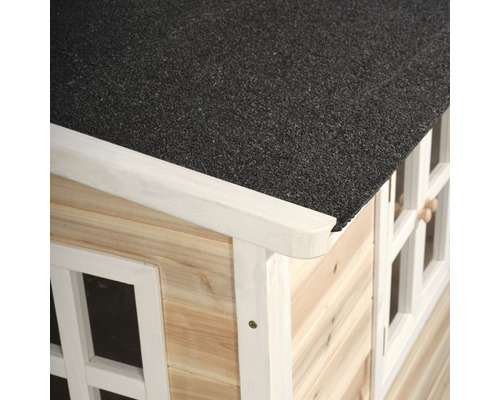 Detailansicht eines Holzspielhauses mit Dachpappe und Fenstern