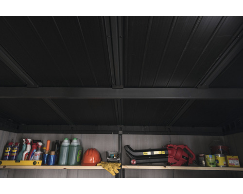 Regal mit Gartengeräten und Werkzeugen in einem Gartenhaus