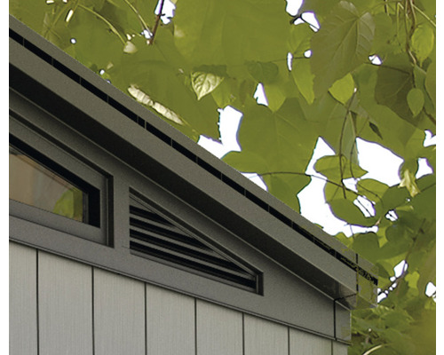 Detailansicht eines Gartenhauses mit Fenster und Lüftungsgitter