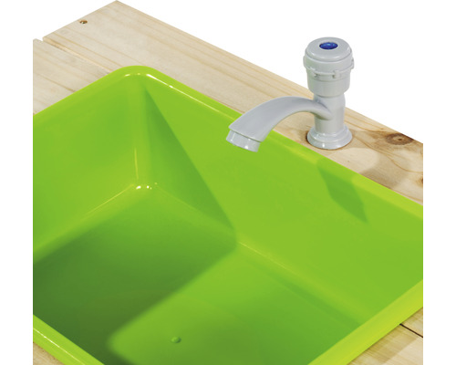 Grünes Waschbecken mit Wasserhahn auf Holztisch