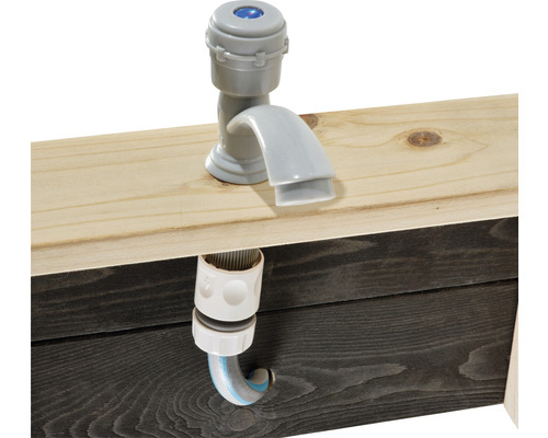 Grauer Wasserhahn mit Schlauchanschluss für einen Gartentisch