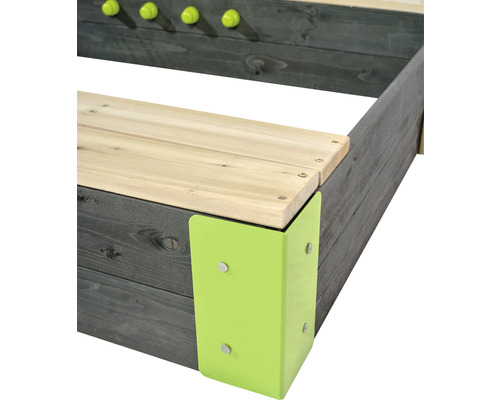 Detailansicht eines Sandkastens aus Holz mit einer Eckverbindung aus Metall