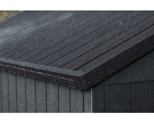 Nahaufnahme eines Gerätehauses mit Holzdach bei Regen