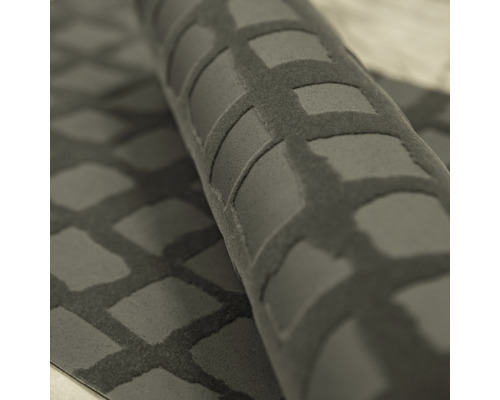 Detailansicht eines gerollten Teppichs mit strukturiertem Muster